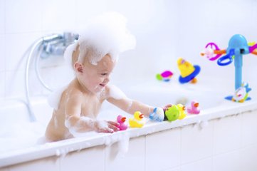 宝宝触觉感统训练之洗澡游戏