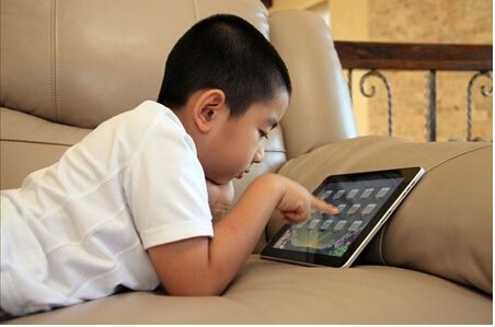 孩子玩电子产品容易感觉统合失调