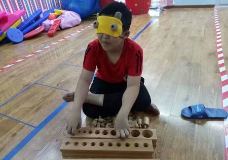 做触觉训练的小孩