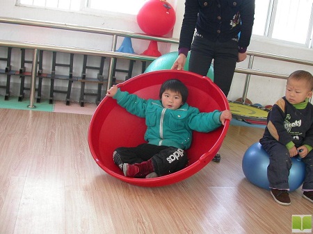 孩子正在做感统训练的游戏