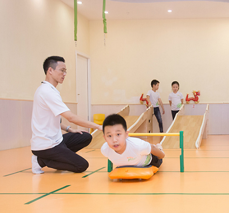 感统训练中的小孩